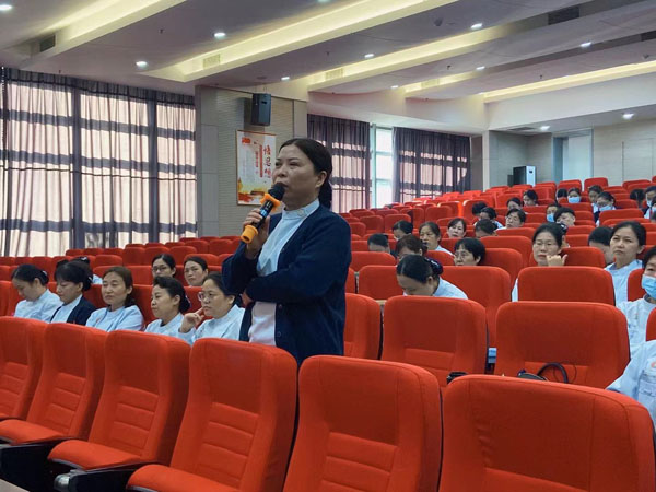 护士长发言3.jpg 护士长发言3.jpg